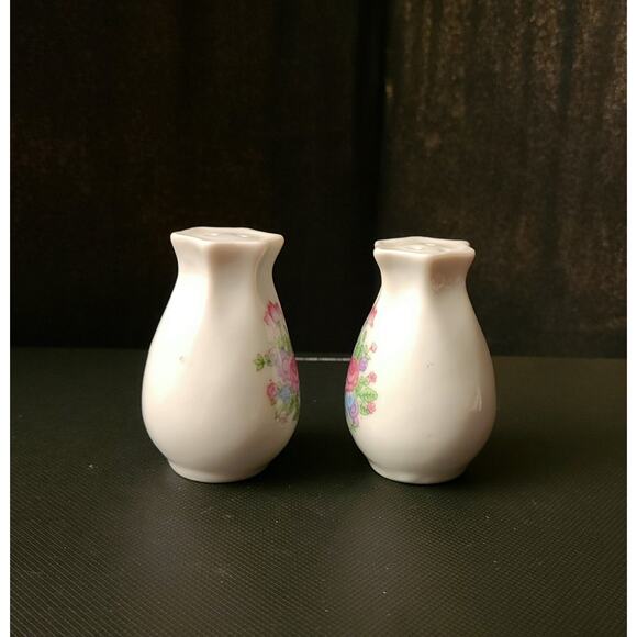 Vintage Porcelain Vase salt and pepper shakers - Picture 4 of 6